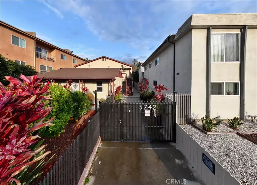 5742 Woodman AVE #2, Valley Glen, CA 91401