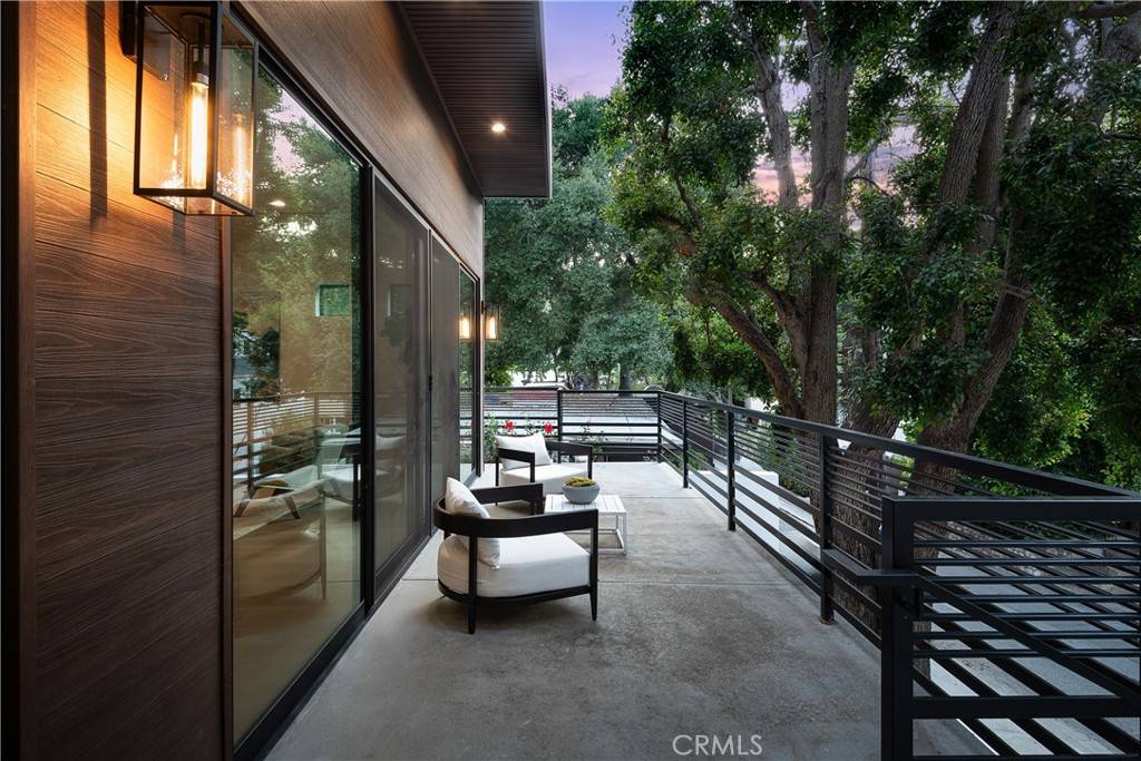 Beverly Hills, CA 90210,9836 Yoakum DR