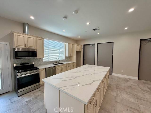 North Hollywood, CA 91605,6940 longridge AVE