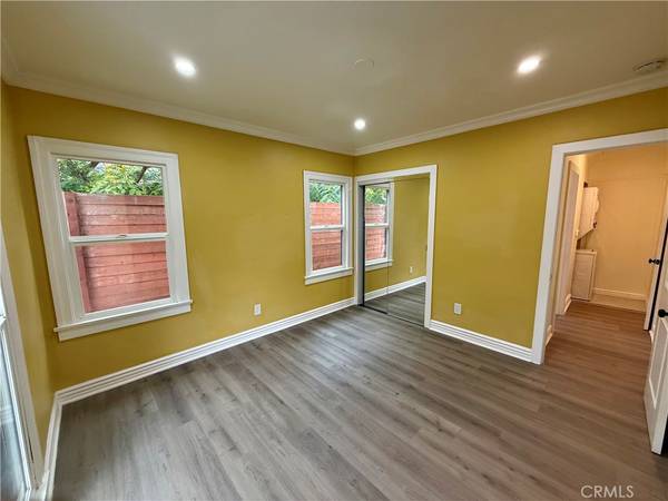 Los Angeles, CA 90068,2042 Holly DR