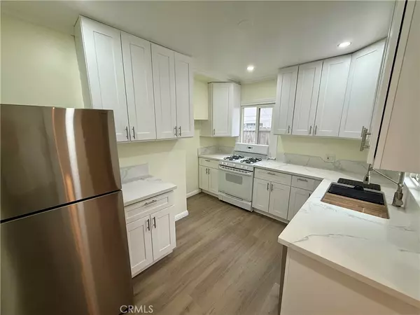 Los Angeles, CA 90068,2042 Holly DR