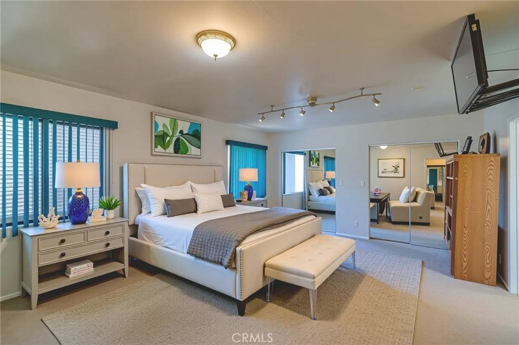 San Fernando, CA 91345,10049 Langdon