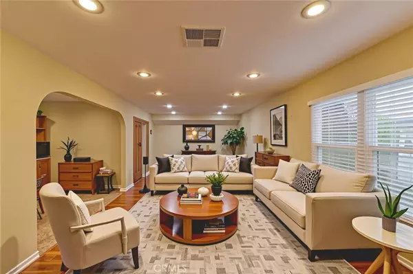 San Fernando, CA 91345,10049 Langdon