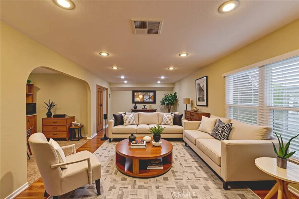 San Fernando, CA 91345,10049 Langdon