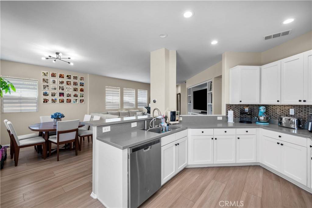 Valencia, CA 91354,29248 Dakota DR