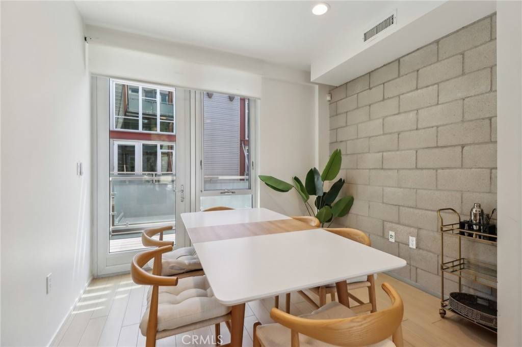 Los Angeles, CA 90068,3450 Cahuenga BLVD W #905