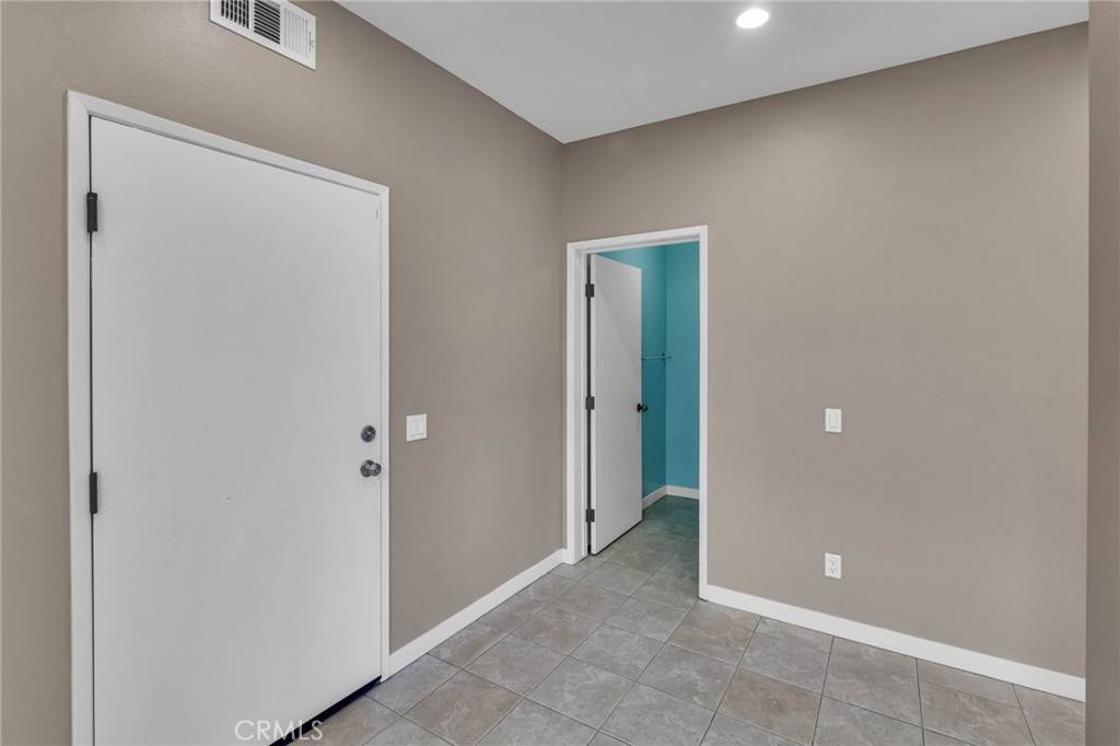Reseda, CA 91335,7333 Tampa AVE #7