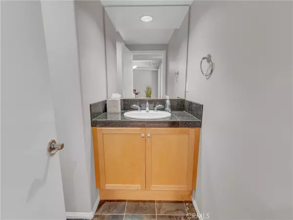 Woodland Hills, CA 91367,5637 Como CIR