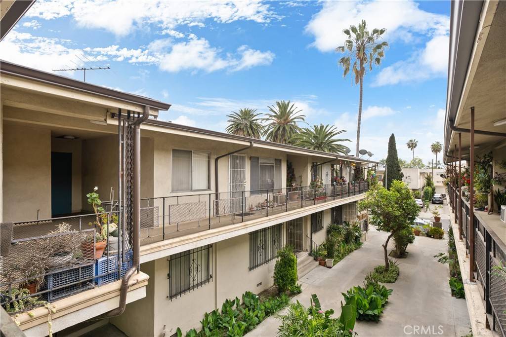 Los Angeles, CA 90004,4955 Rosewood AVE