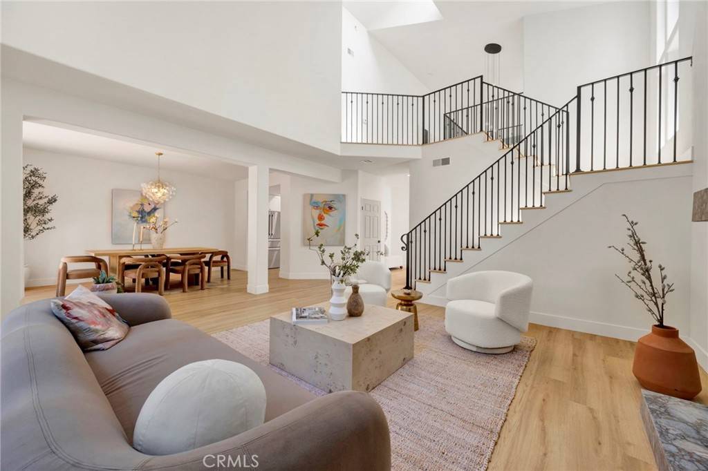 Calabasas, CA 91302,23043 Park Este