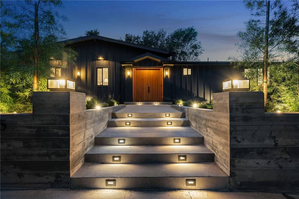 20215 Lorenzana DR, Woodland Hills, CA 91364