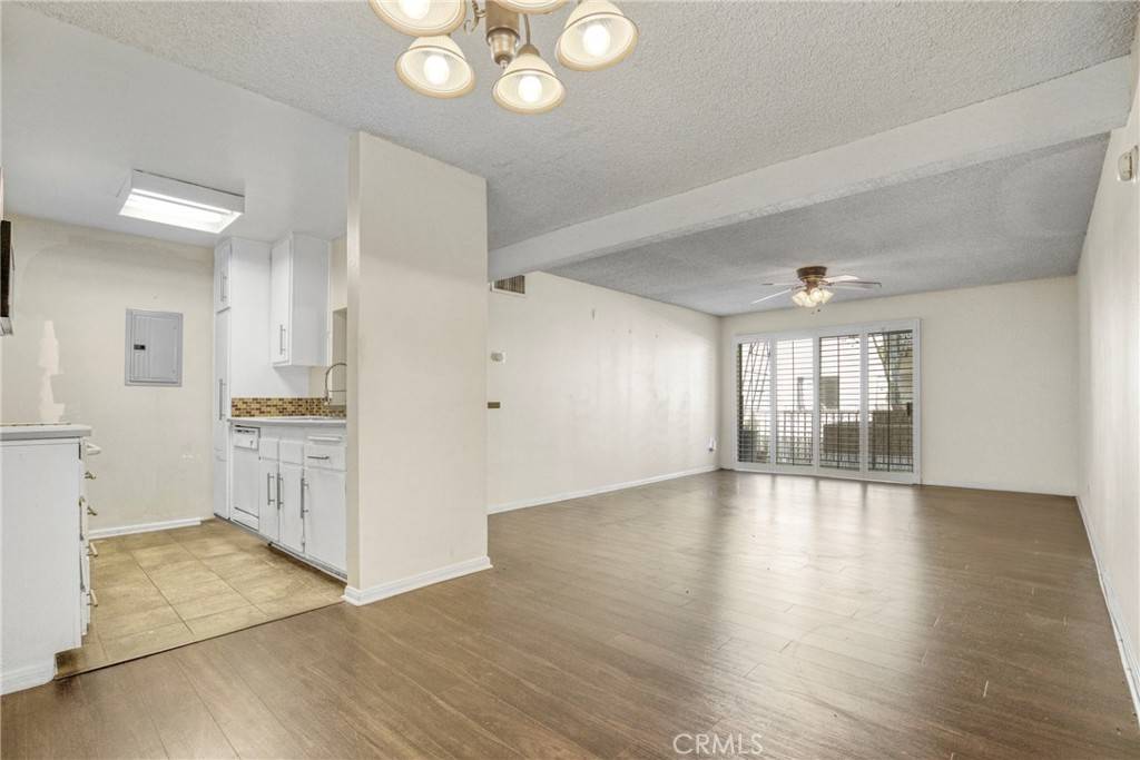 Encino, CA 91316,5460 White Oak AVE #F105