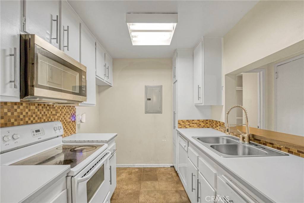 Encino, CA 91316,5460 White Oak AVE #F105