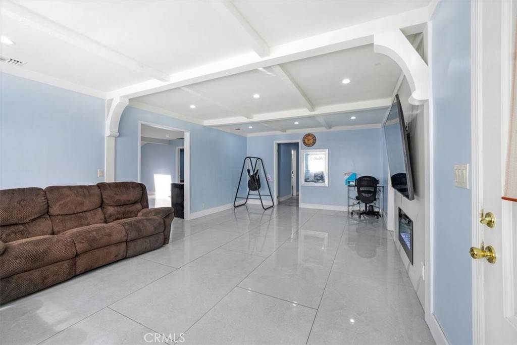 Van Nuys, CA 91406,15330 Hart ST