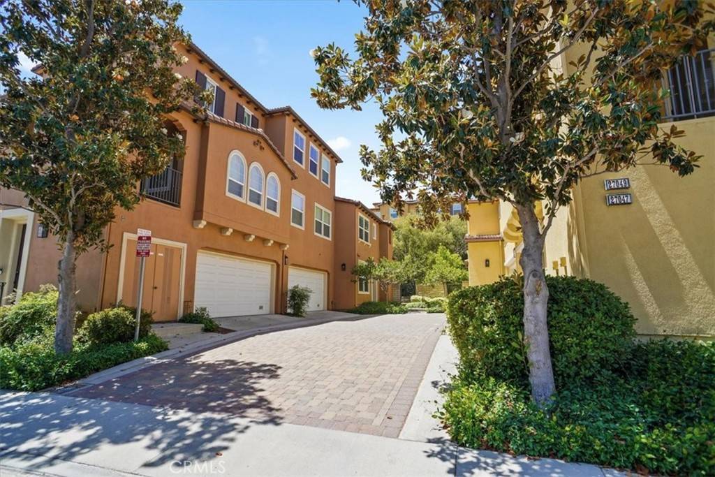 Valencia, CA 91381,27045 Fairway LN