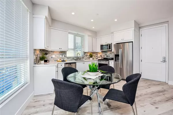 Studio City, CA 91602,10718 Acama ST #301