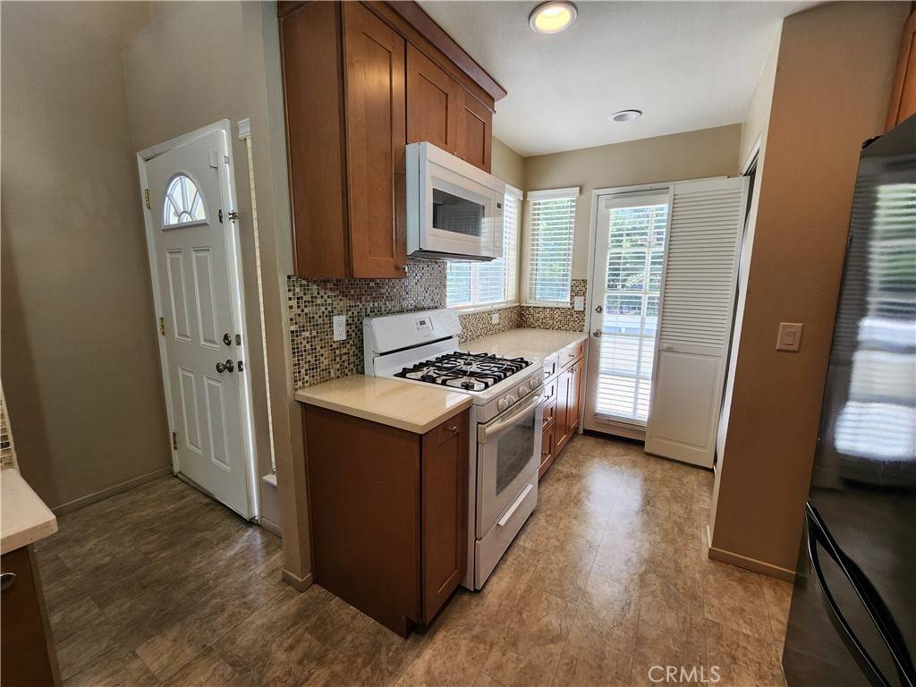 Valencia, CA 91355,26121 Mcbean #22