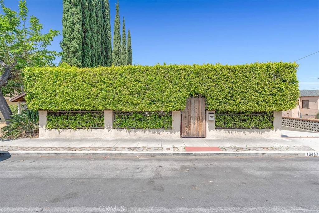 Tujunga, CA 91042,10447 Helendale AVE