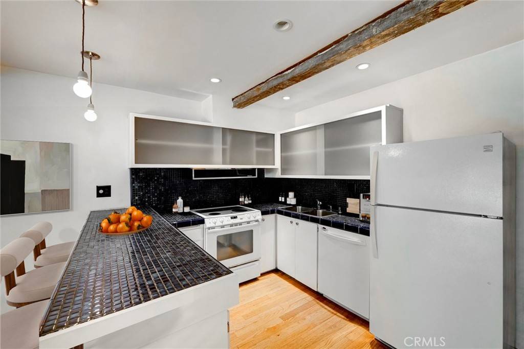 Los Angeles, CA 90026,1701 Clinton ST #402