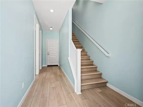 Valencia, CA 91381,27148 Valley Oak PL