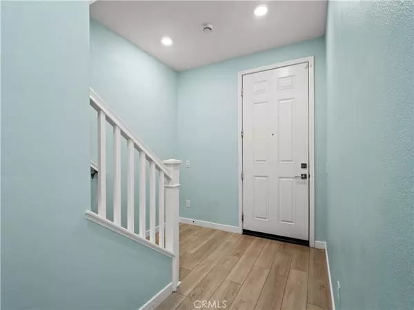 Valencia, CA 91381,27148 Valley Oak PL