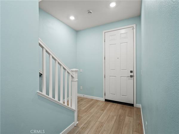 Valencia, CA 91381,27148 Valley Oak PL