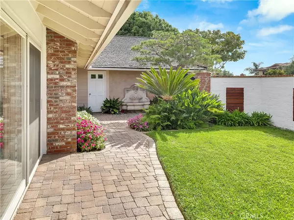 Newport Beach, CA 92660,1542 Santiago DR
