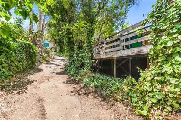Los Angeles, CA 90068,6324 Deep Dell PL