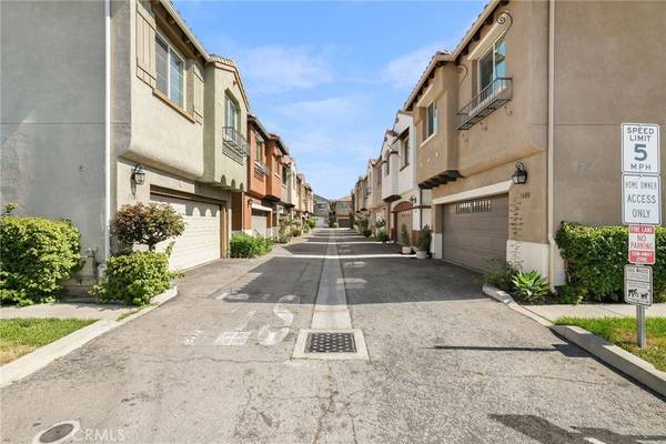 7600 N Courage WAY, Van Nuys, CA 91405