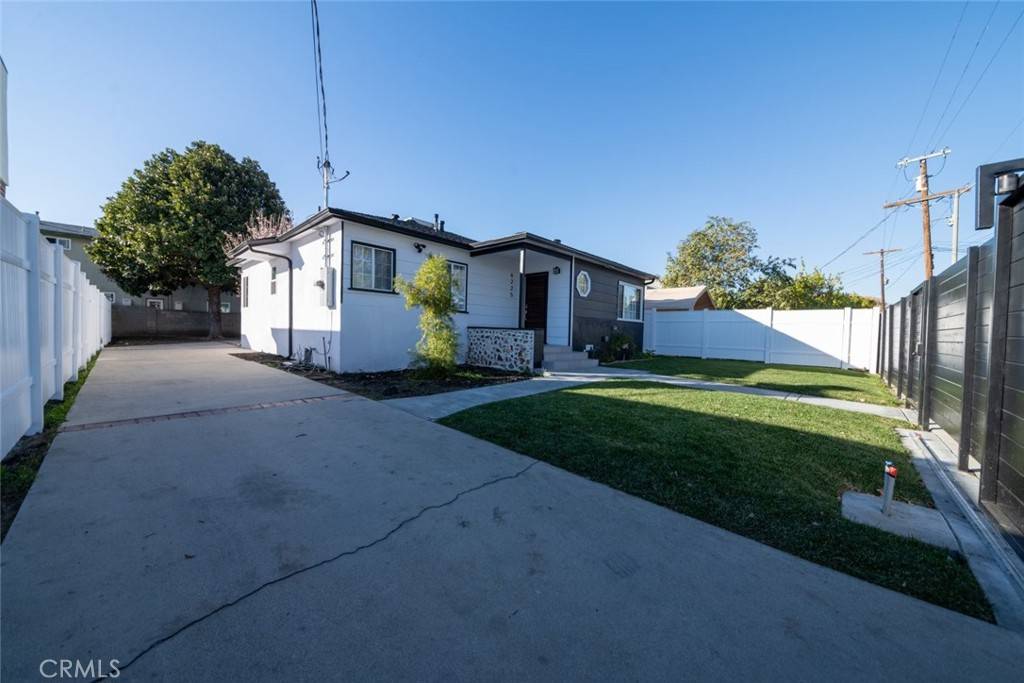 Van Nuys, CA 91411,6225 Noble AVE
