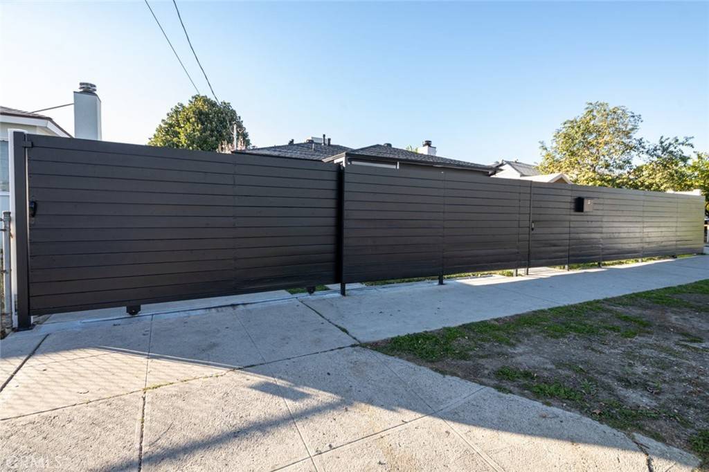 Van Nuys, CA 91411,6225 Noble AVE