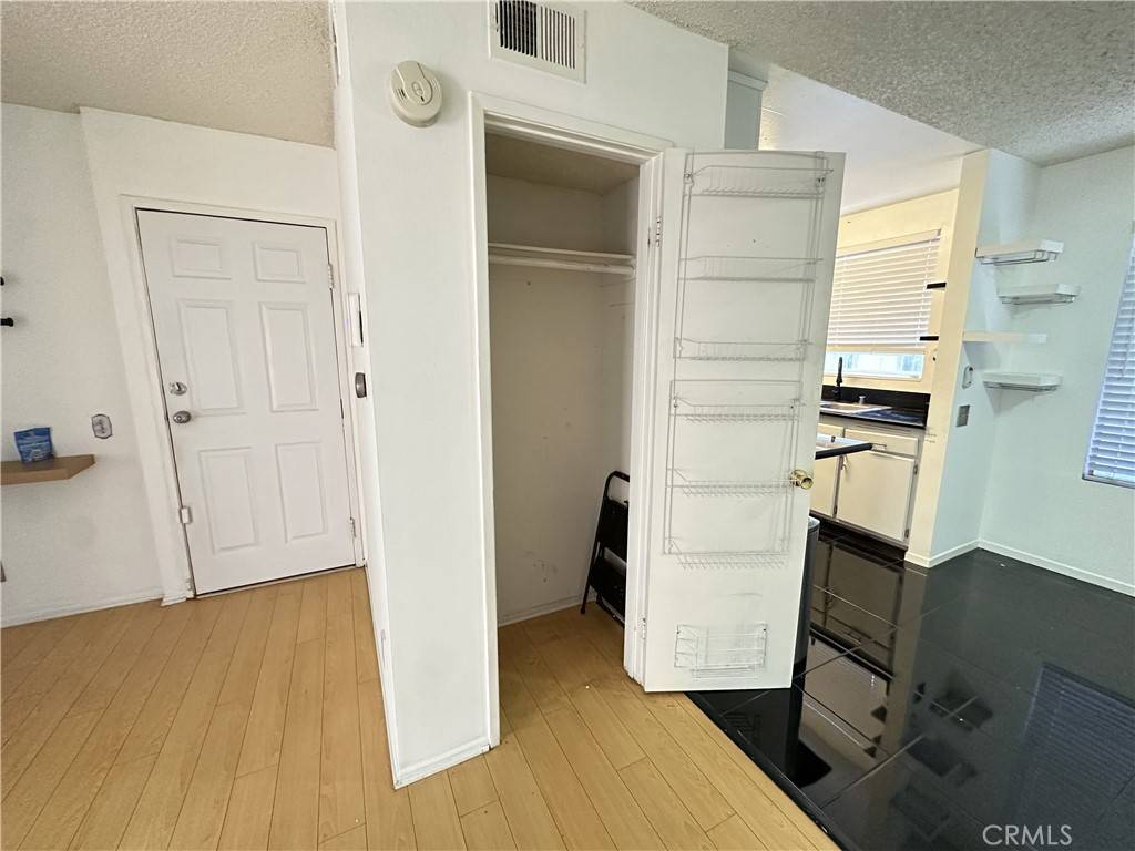 Panorama City, CA 91402,9336 Van Nuys BLVD #35