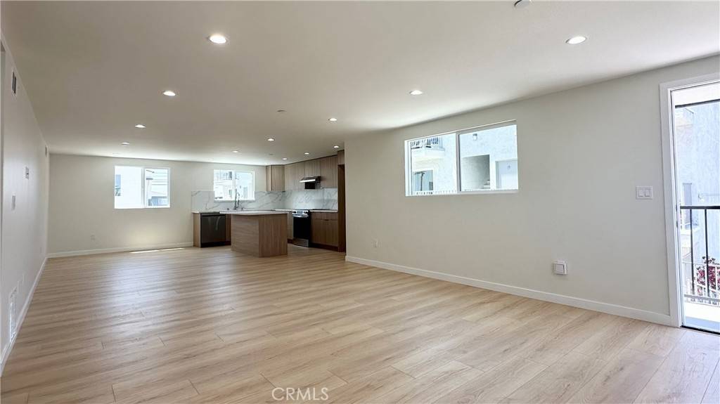 North Hollywood, CA 91605,7728 1/2 Laurel Canyon BLVD