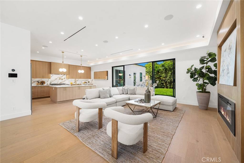 Encino, CA 91316,5945 Hesperia AVE