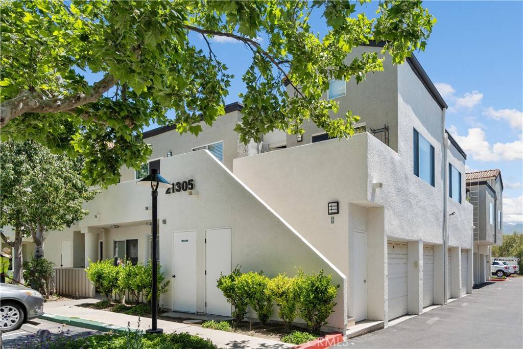 21305 Nandina LN #201, Newhall, CA 91321