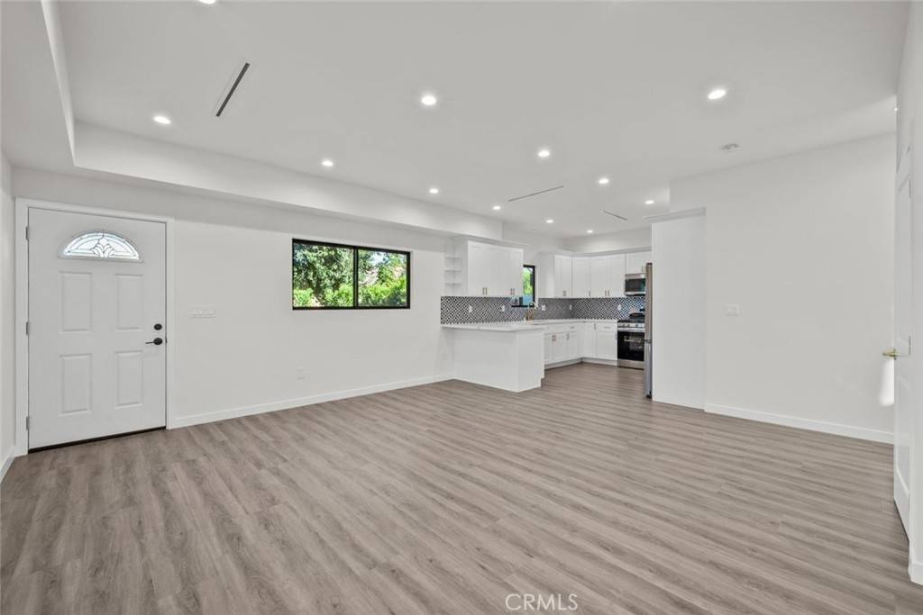 Woodland Hills, CA 91367,6245 N McLaren