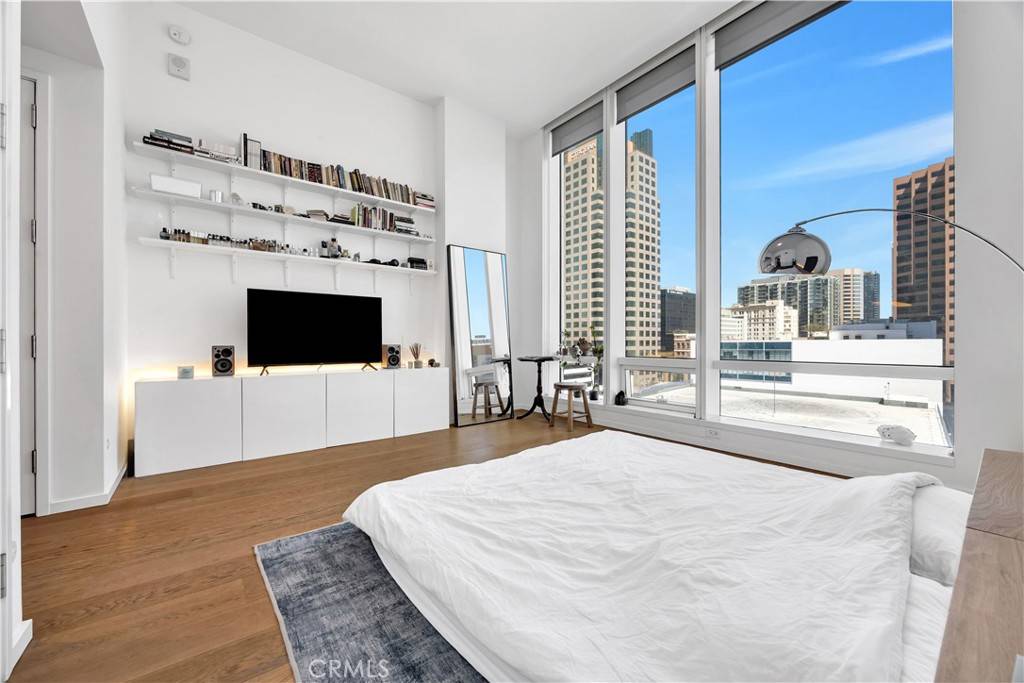Los Angeles, CA 90017,877 Francisco ST #821