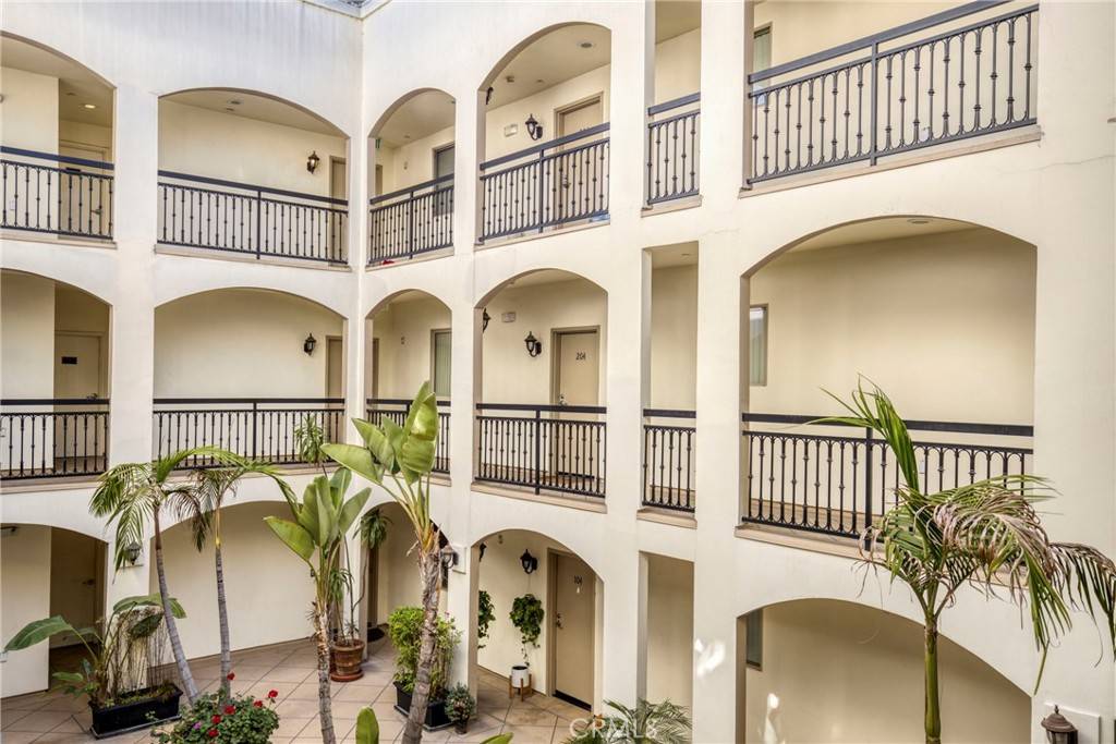 Studio City, CA 91406,12916 MOORPARK ST #203