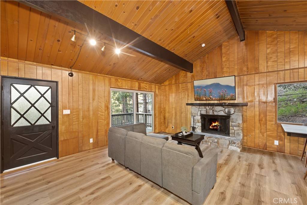 Crestline, CA 92325,990 Nesthorn DR