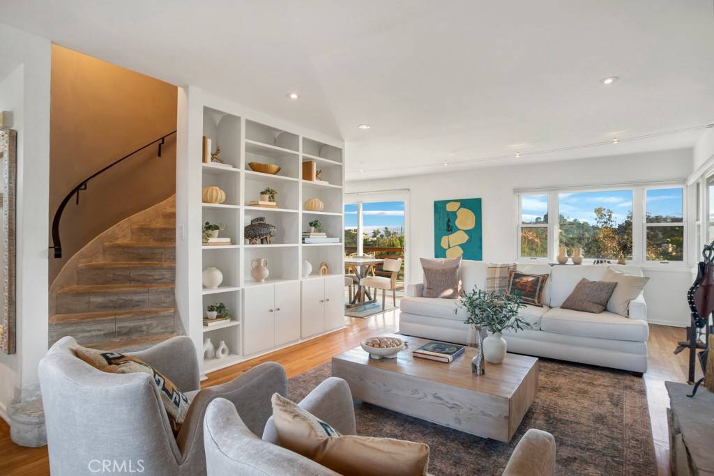 Los Angeles, CA 90046,8615 Skyline DR