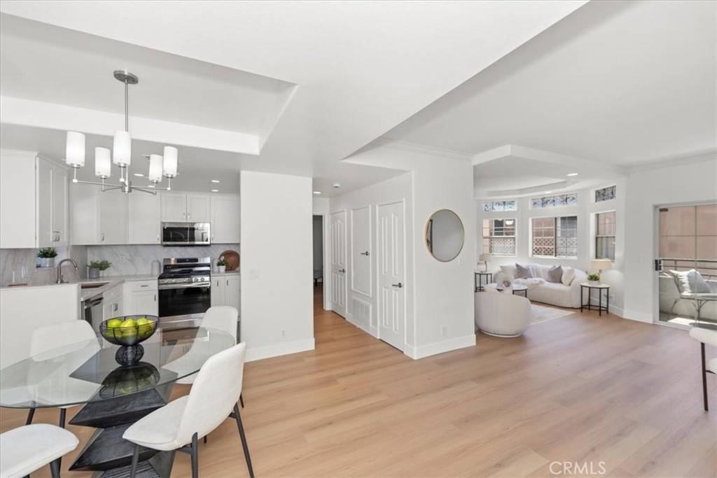 Sherman Oaks, CA 91423,4455 Hazeltine AVE #103