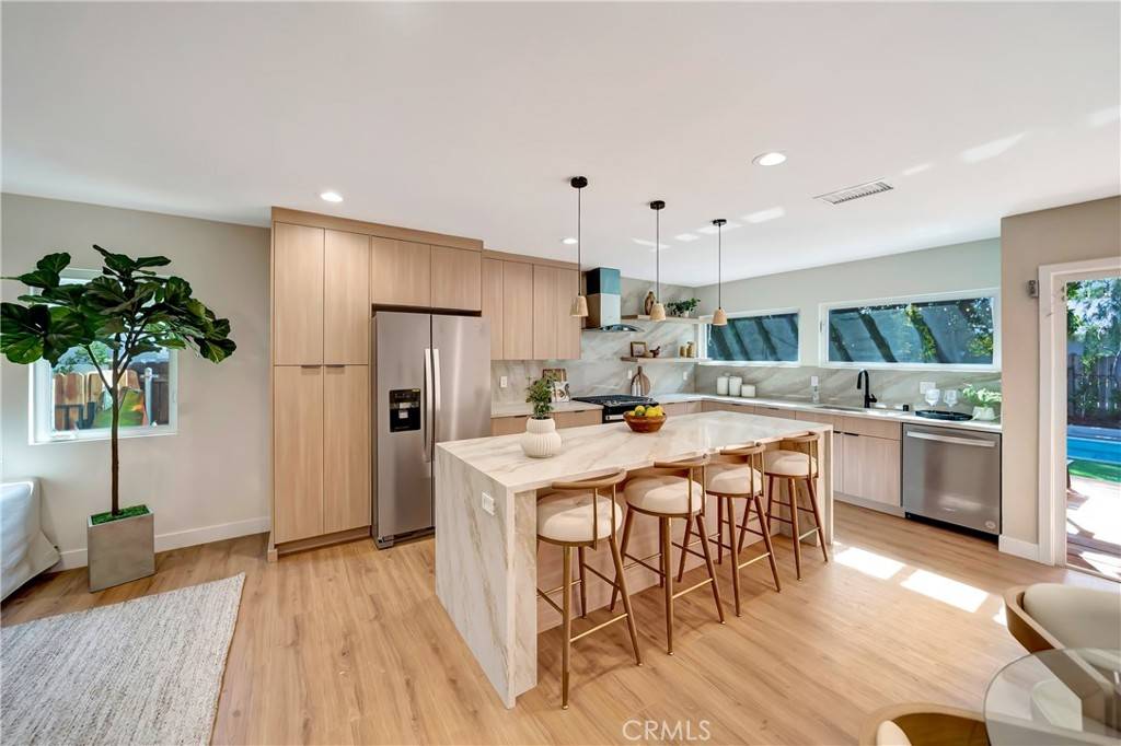 Woodland Hills, CA 91364,22122 Costanso