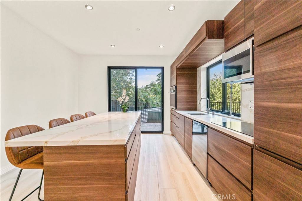 Los Angeles, CA 90039,2315 Loma Vista PL