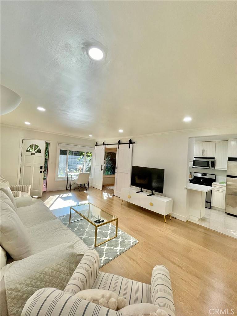 Los Angeles, CA 90024,10600 Eastborne AVE #6