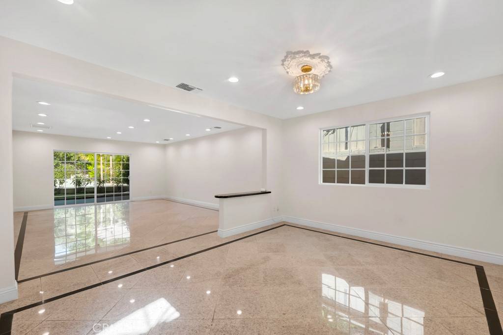Woodland Hills, CA 91364,21631 Mulholland DR