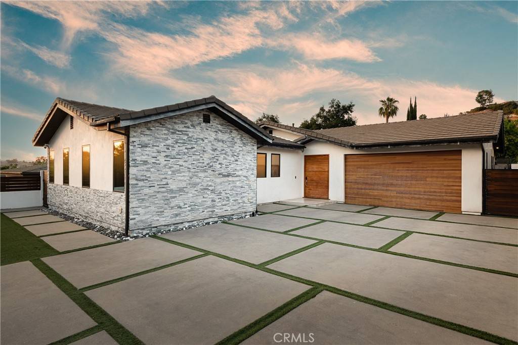 Woodland Hills, CA 91364,21641 Mulholland DR