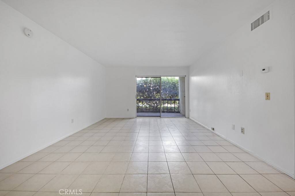 Valencia, CA 91355,23515 Lyons AVE #140