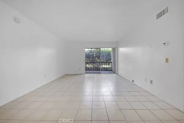 Valencia, CA 91355,23515 Lyons AVE #140