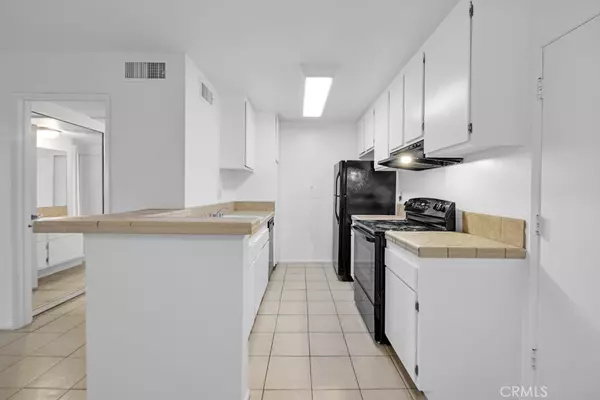 Valencia, CA 91355,23515 Lyons AVE #140