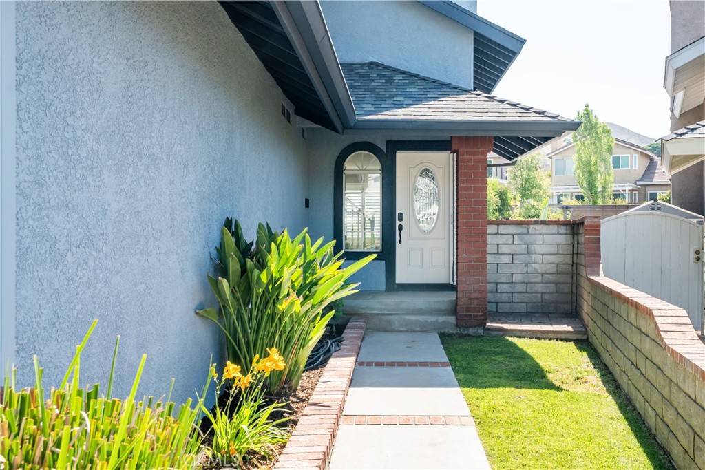 Saugus, CA 91390,28914 Raintree LN